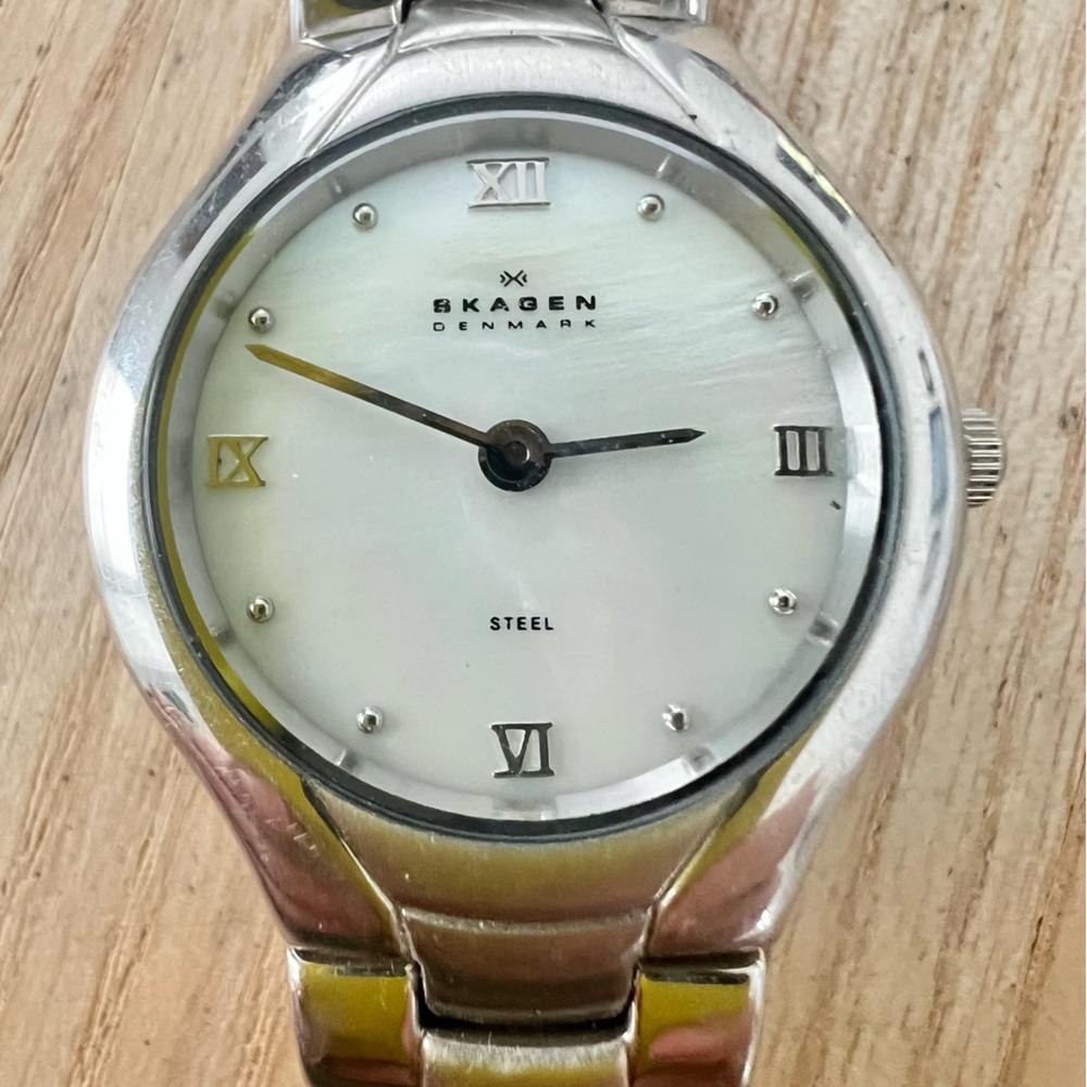 Skagen Denmark ladies mother of pearl stainless steel dress watch NEW BATTERY